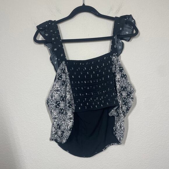 Torrid Plus Size 3/3X Challis Smocked Cropped Top Black Flutter Sleeves Geo - Picture 4 of 9